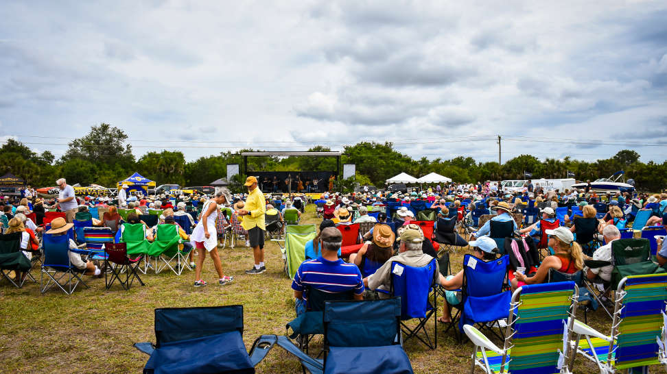 Hundreds gather to enjoy the all day bluegrass musical acts