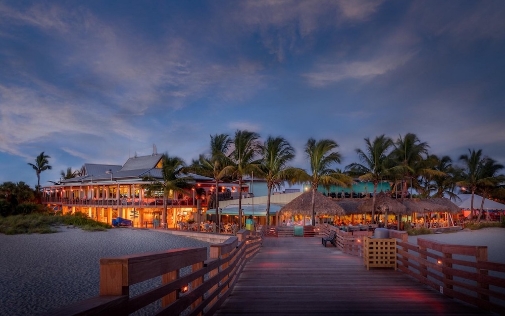 sharky's ont he pier dining
