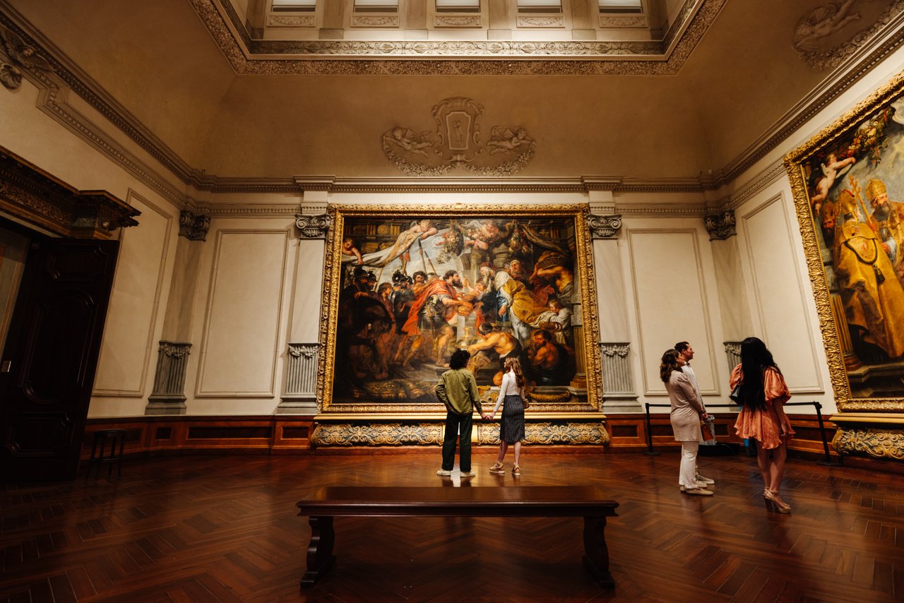 couple admiring art at the ringling museum
