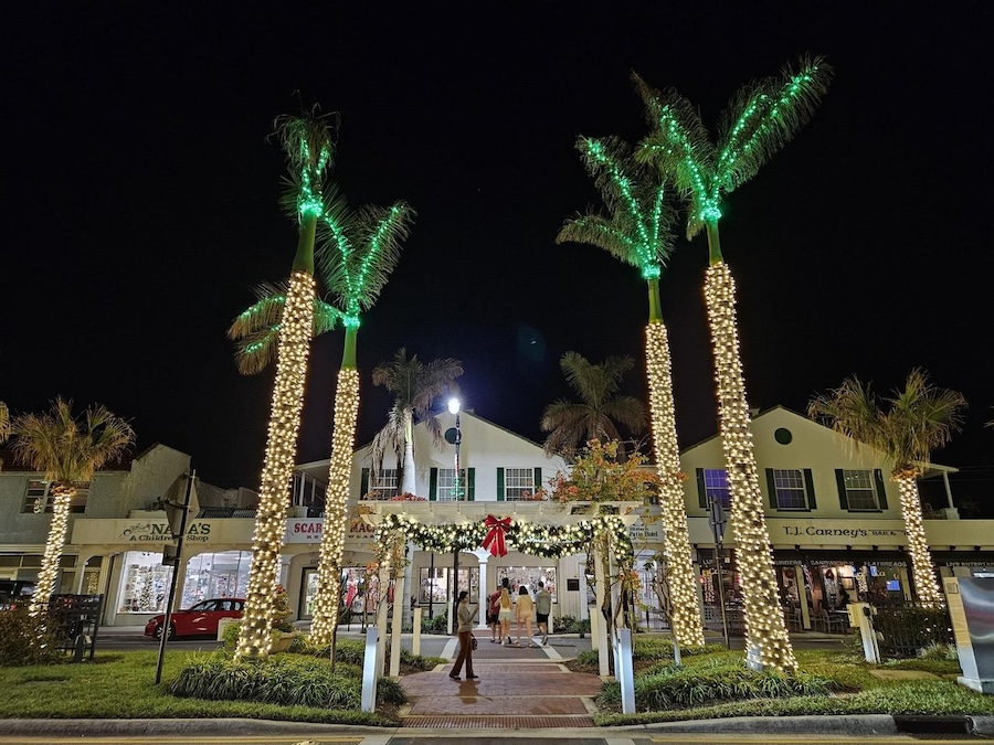 people shopping on venice mainstreet in venice florida