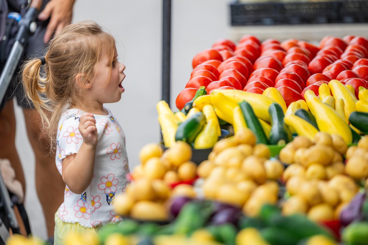 girl at lakewood ranch farmers market