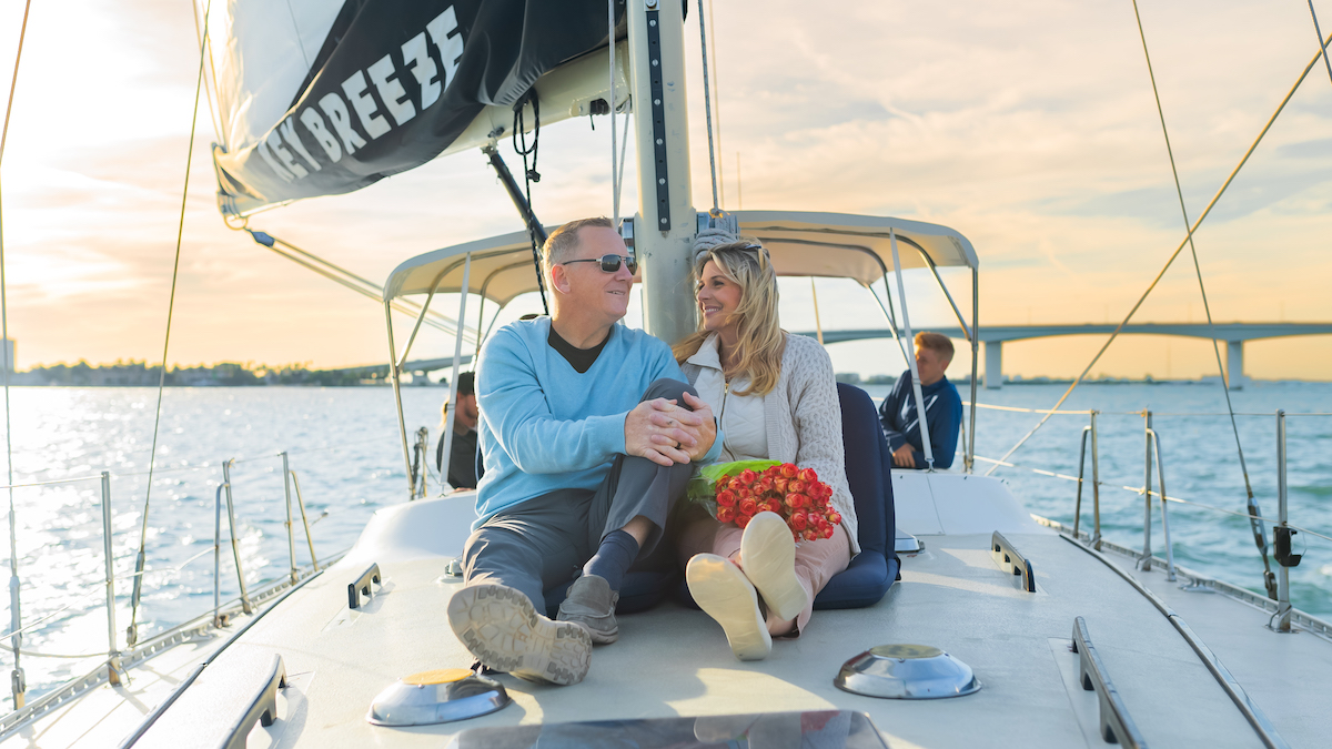 couple sailing into the sunset in sarasota bay