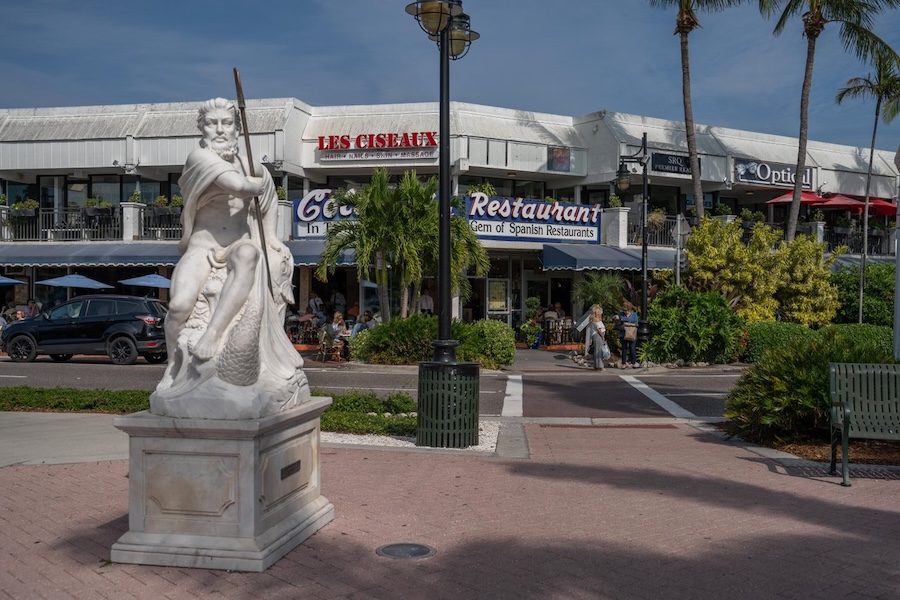 shopping the stores around st armands circle and statues