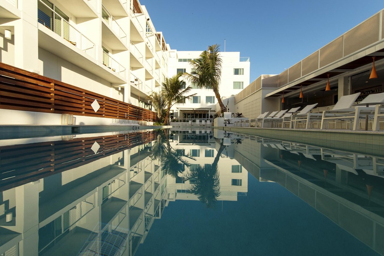 sarasota modern hotel and pool bar