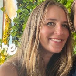 liz sandburg headshot for author bio