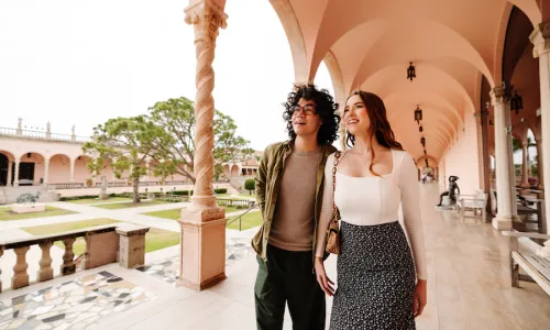 couple outside of ringling museum courtyard
