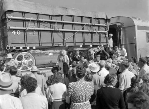 
Crowds gathered to watch the circus train 1948 (Photo: State Archives of Florida)
