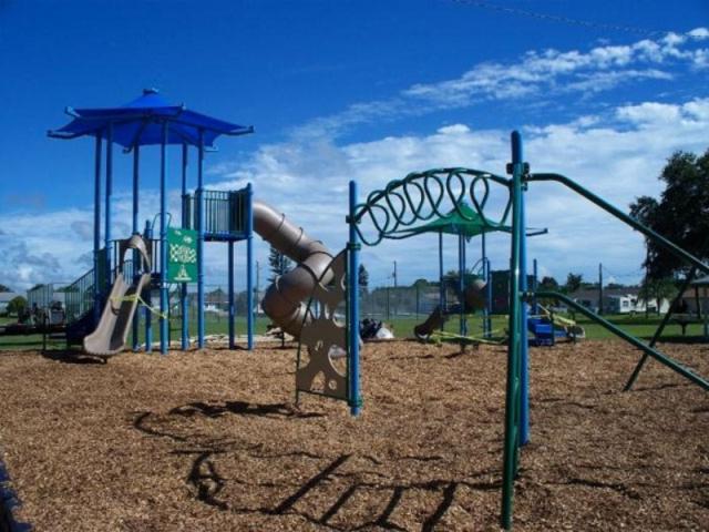 3392_640x480.jpg - Kirk Park - Playground Shot