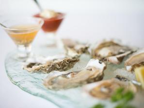 Assorted Oysters - Grand Oyster Tasting with 6 different varietals from the East and West coast.