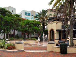 Links Plaza Park - Play fountain, golf statue, and historic marker.