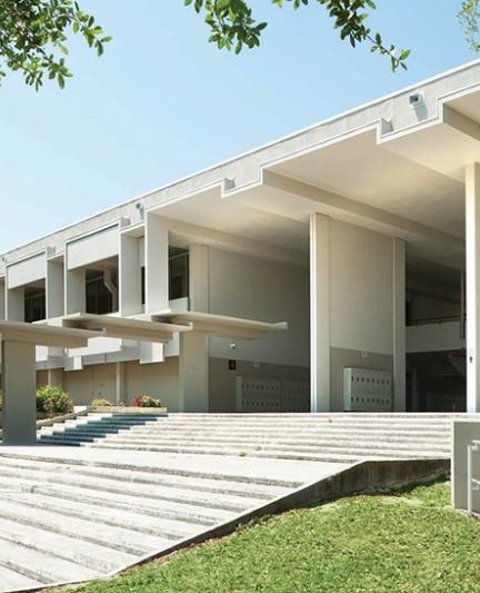 Sarasota High School. Designed by Architect Paul Rudolph, 1958. Photo © Greg Wilson.