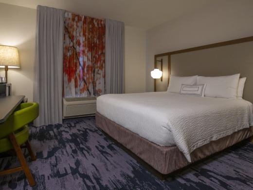 King Standard - Features 1 king bed, mini fridge, microwave, coffee maker, comp hot breakfast buffet and Wi-Fi Photo 5