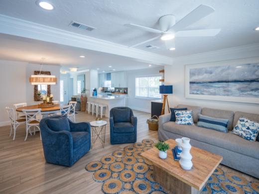 Lil Nauti - Set sail into relaxation at Lil’ Nauti, a freshly refurbished 1,500 sq. ft. villa nestled in the lush Polynesian Gardens. Just steps from the heated pool and private dock, this charmi... Photo 3