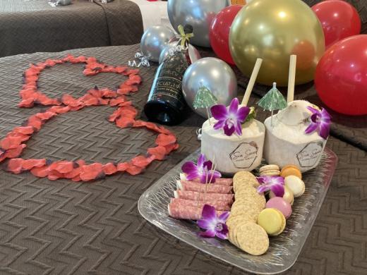 Custom Room Decor - Sun Served Bespoke Picnics serves Sarasota and surrounding areas with Luxury picnics, proposals, micro-weddings, anniversaries, room decor, flower boxes, custom gifts, breakfast... Photo 17