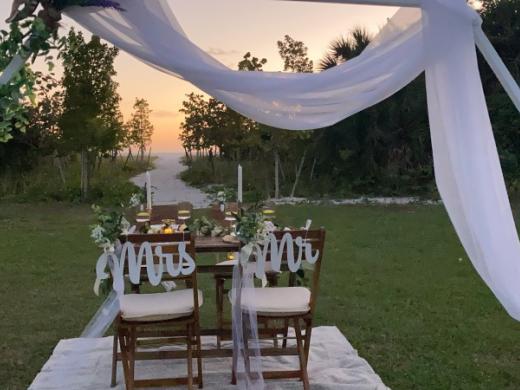 Micro-Wedding - Sun Served Bespoke Picnics serves Sarasota and surrounding areas with Luxury picnics, proposals, micro-weddings, anniversaries, room decor, flower boxes, custom gifts, breakfast bas... Photo 19