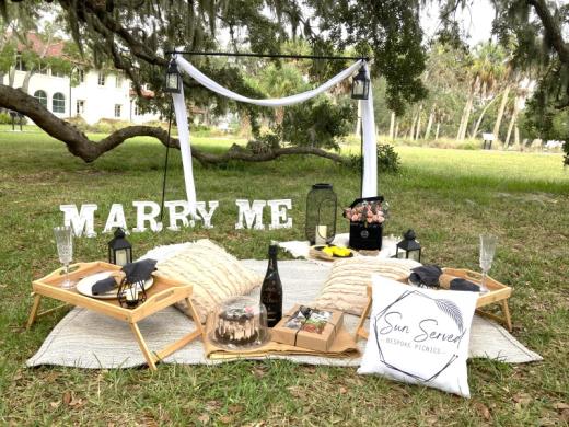 Custom Park Proposal - Sun Served Bespoke Picnics serves Sarasota and surrounding areas with Luxury picnics, proposals, micro-weddings, anniversaries, room decor, flower boxes, custom gifts, breakf... Photo 23
