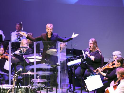 Robyn Bell and The Pops Orchestra Photo 3