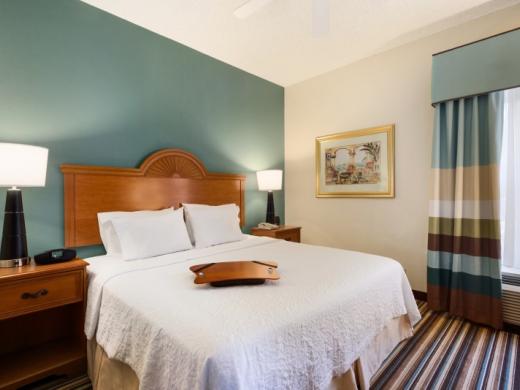 Guest Room - Enjoy an amazing night's sleep in our standard guestrooms. Keep in touch with free WiFi. Coffee maker, refrigerator and microwave in all rooms. Photo