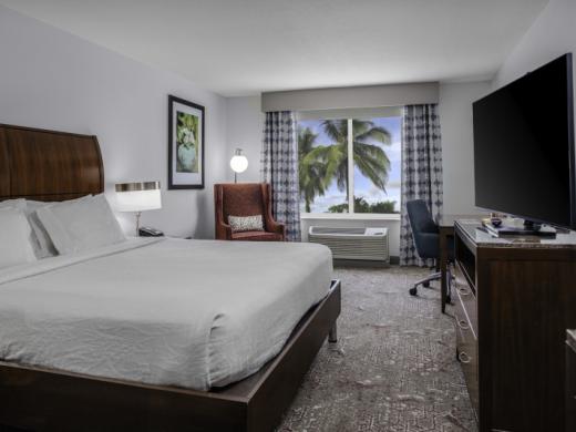 King Bed - Standard King Bed Room Photo 4