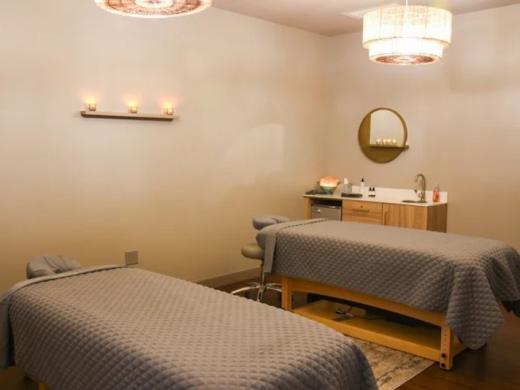 Woodhouse Couples Suite Photo 3