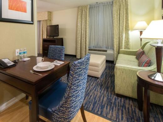 3672_640x480.jpg - One Bedroom Queen Suite - Homewood Suites by Hilton Sarasota Photo 5