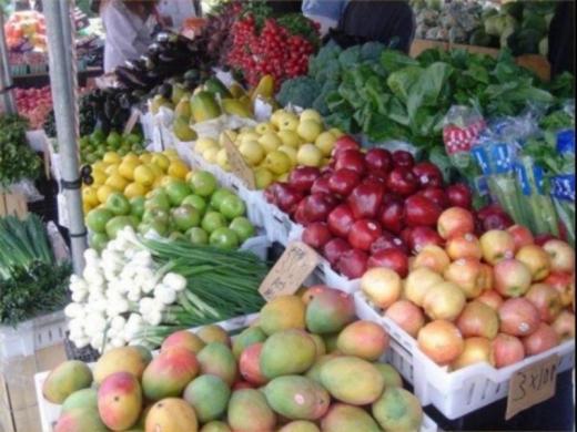 331_640x480.jpg - Just a sample of the wonderful variety of farm fresh produce available daily (except Mondays) at the Red Barn Flea Market. Photo 3