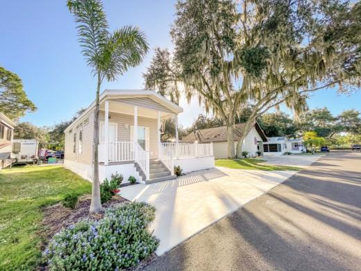 Beautiful Park Model at Sun Outdoors Sarasota Photo 4