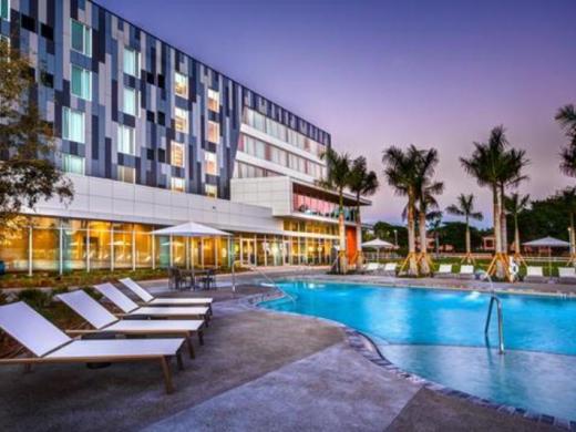 Legacy Pool - Steps from the world-renowned IMG Academy campus, there’s a place to pursue passions, recover and rejuvenate, and breathe in modern luxury. Photo 5