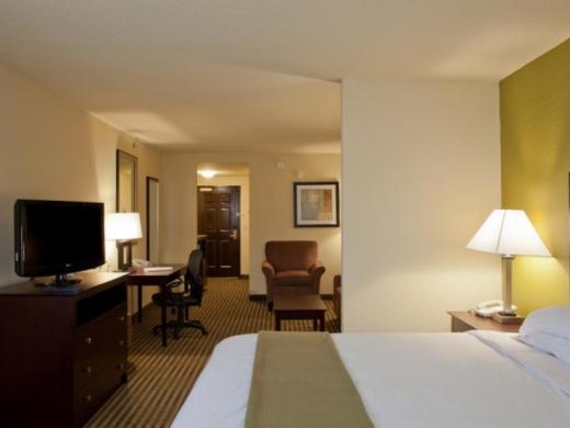 845_720x480.jpg - We offer oversized rooms with ample amenities. Photo 3