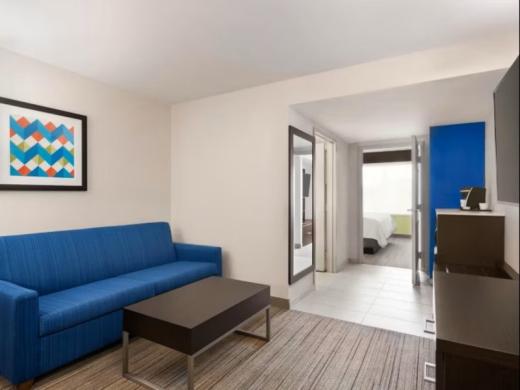 Holiday Inn Suite Photo 4