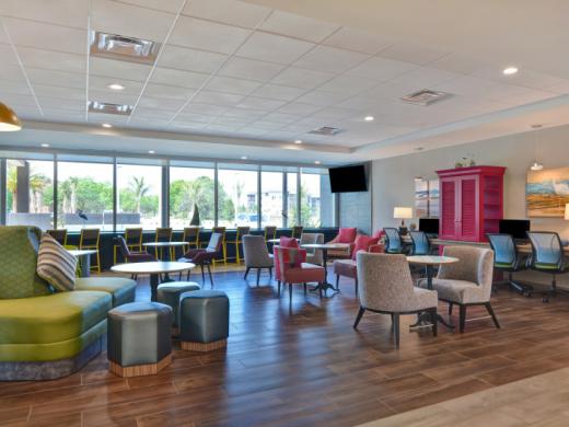 Lobby - Business Center - Welcome and enjoy our lobby and complementary use Wi-Fi and business center Photo 9