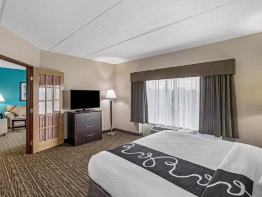 2-room suite (king bed) Photo 10