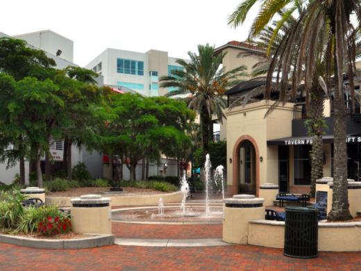 Links Plaza Park - Play fountain, golf statue, and historic marker. Photo