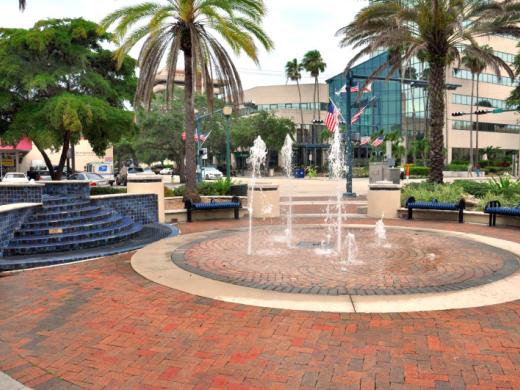 Links Plaza Park - Play fountain, golf statue, and historic marker. Links Plaza is where, in 1905, Col. John Hamilton Gillespie created the first golf course in Sarasota. Photo 2
