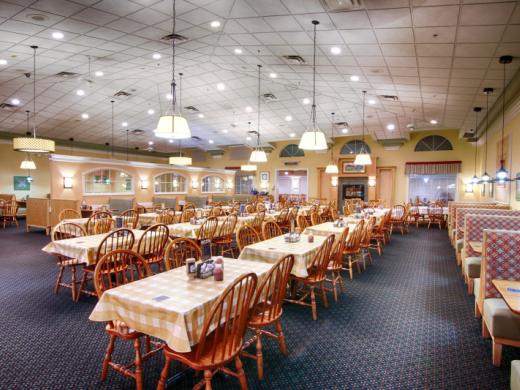 Der Dutchman Dining Room - Our dining room can seat up to 620 guests. We welcome many groups and organizations; and invite interested parties to contact us at 941.955.8007. Photo 5