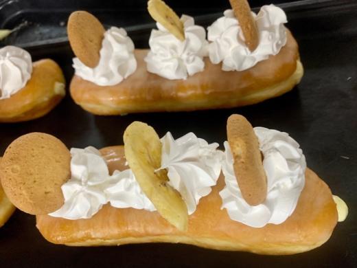 Clazed Banana Filled Stick with Butter Cream Topping Photo 7