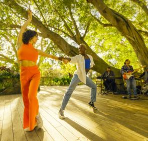 salsa dancing couple in sarasota