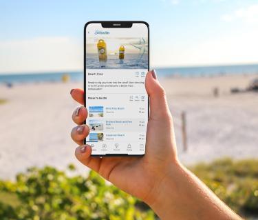 Person holding phone with Beach Pass