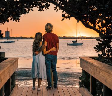couple at selby gardens overlooking the bay