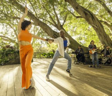 couple salsa dancing at selby gardens