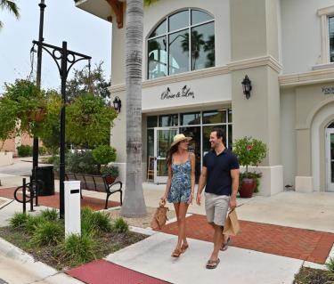 couple shopping on venice mainstreet in florida