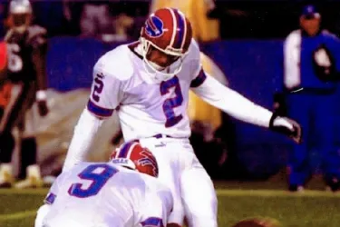 Steve Christie kicking in an NFL game.jpg
