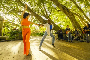 salsa dancing couple in sarasota