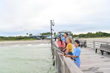 family fishing at venice pier