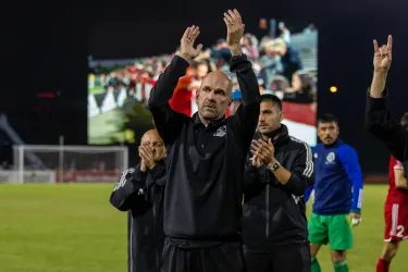 Mika Elovaara clapping