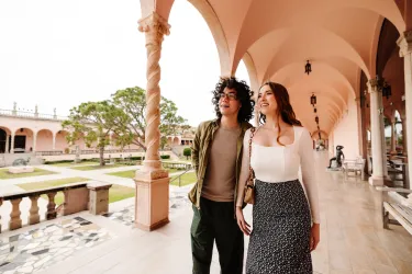 couple outside of ringling museum courtyard