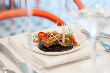 Image of a dinner place setting 