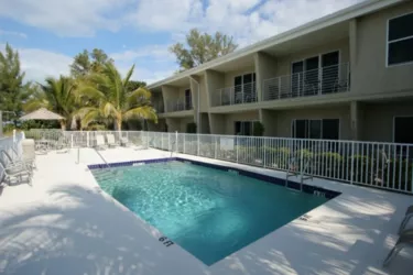 819_640x480.jpg - Community Pool Photo