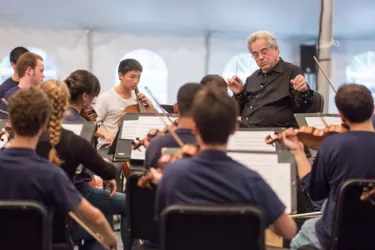 7199_640x480.jpg - Itzhak Perlman conducts a PMP String Orchestra Rehearsal during the PMP Sarasota Winter Residency. Photo