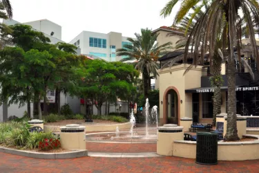 Links Plaza Park - Play fountain, golf statue, and historic marker. Photo